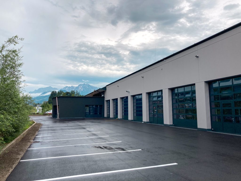 Gewerbebau außen ansicht parkplatz